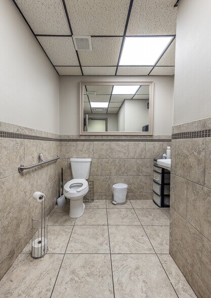 More Photos Of 2599 74th St, Lubbock Office For Sale