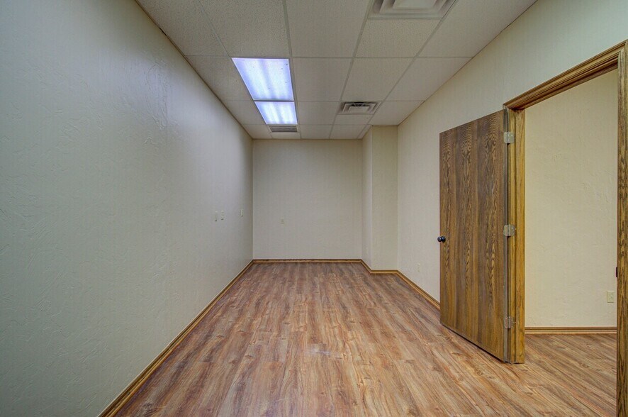 More Photos Of 2830 NW 32nd St, Newcastle Office For Lease