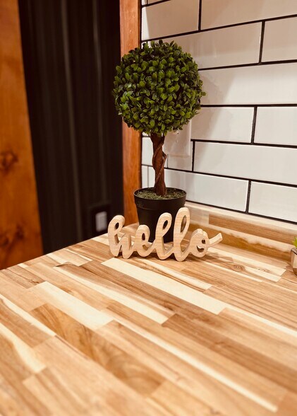 More Photos Of 160 S Poplar St, Elizabethtown Showroom For Lease