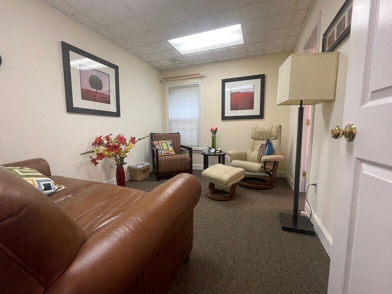 More Photos Of 33 Bedford St, Lexington Medical For Sale