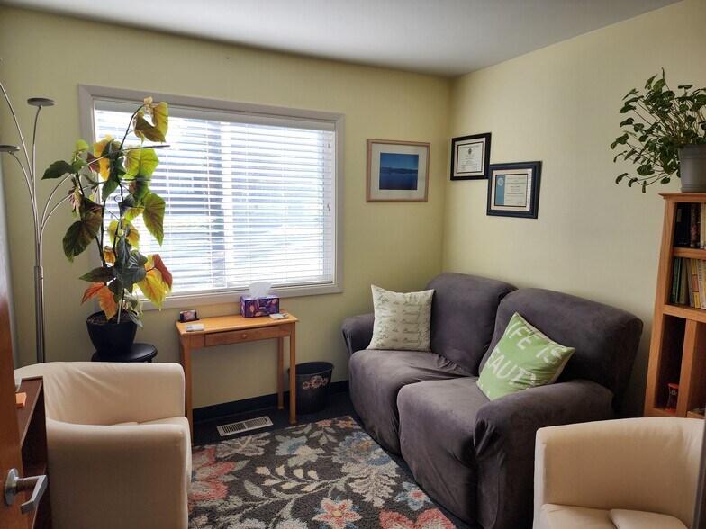More Photos Of 48247 Hills St, Oakridge Office For Sale
