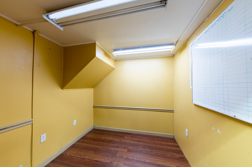 More Photos Of 303-305 Merchant St, Fairmont Showroom For Sale