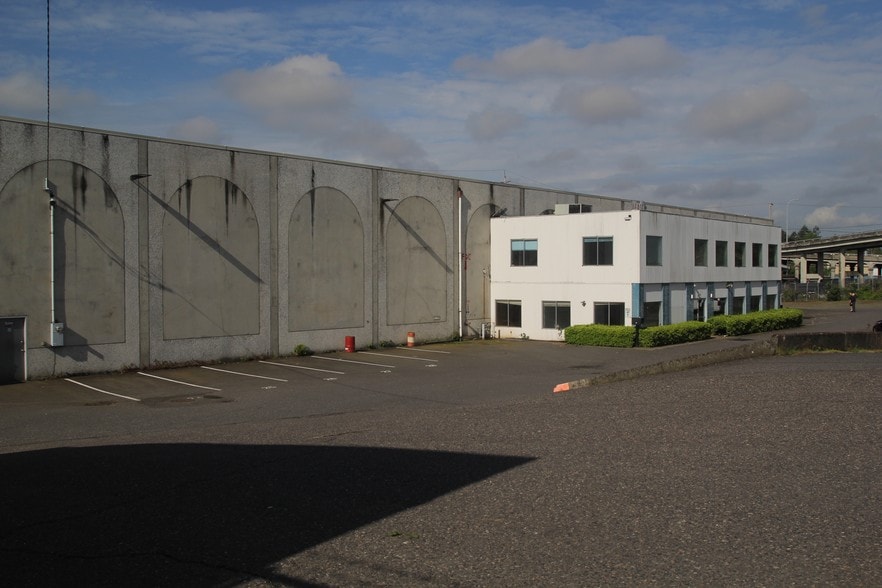 More Photos Of 3400 NE Columbia Blvd, Portland Warehouse For Lease