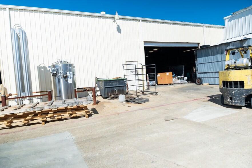 More Photos Of 1630 N Interstate 35 E, Lancaster Flex For Sale