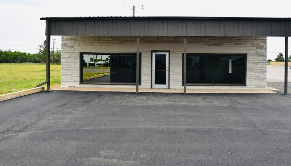 More Photos Of 1811 E Broadway St, Altus Service For Lease