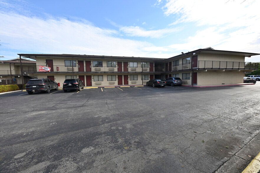 More Photos Of 138 W White, San Antonio Hotel For Sale