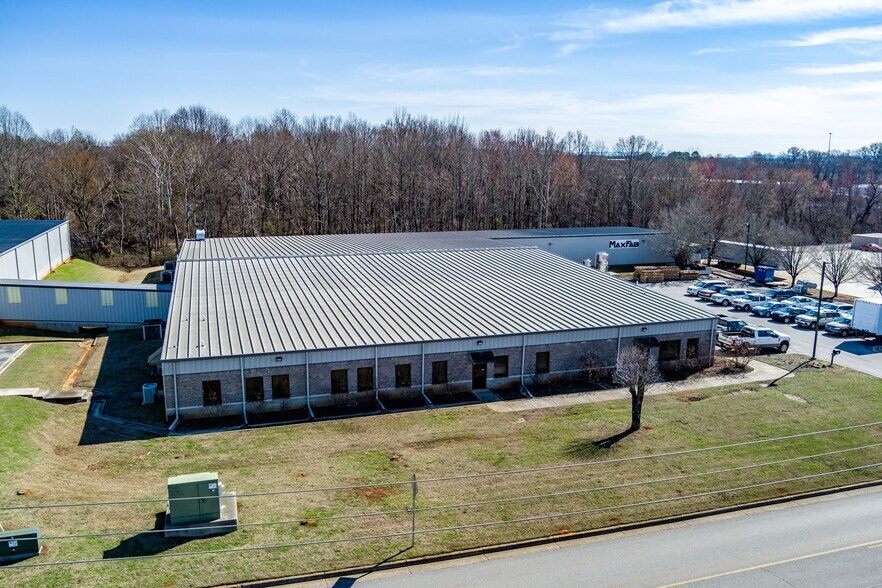 More Photos Of 144 Jetplex Ln, Madison Warehouse For Sale