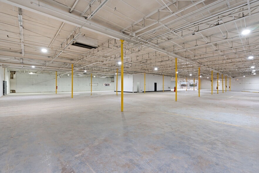 More Photos Of 8107 Chancellor Row, Dallas Warehouse For Lease