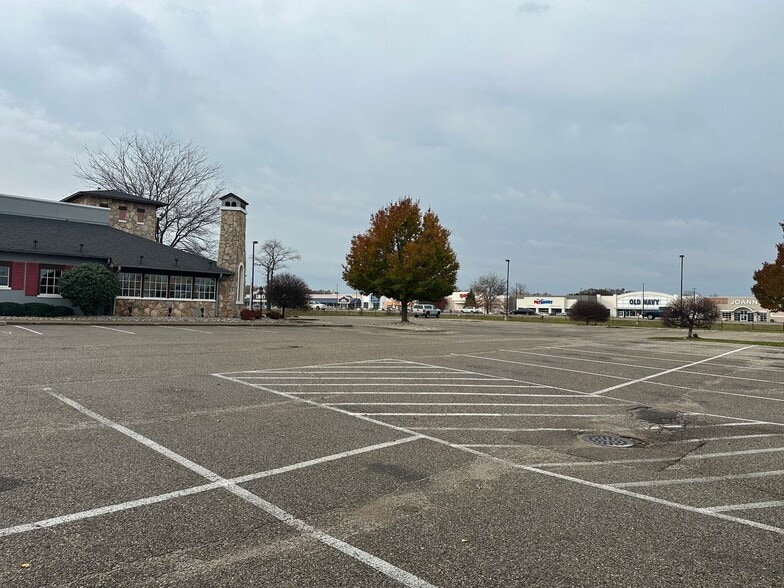 More Photos Of 3015 W Shore Dr, Holland Restaurant For Sale