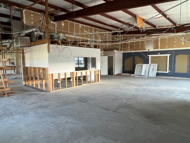 More Photos Of 1312 Market Cir, Port Charlotte Showroom For Lease