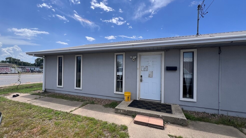 More Photos Of 3419 E Broadway Ave, North Little Rock Service For Lease