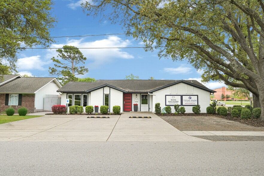 Primary Photo Of 2243 N Park Ave, Pearland Medical For Lease