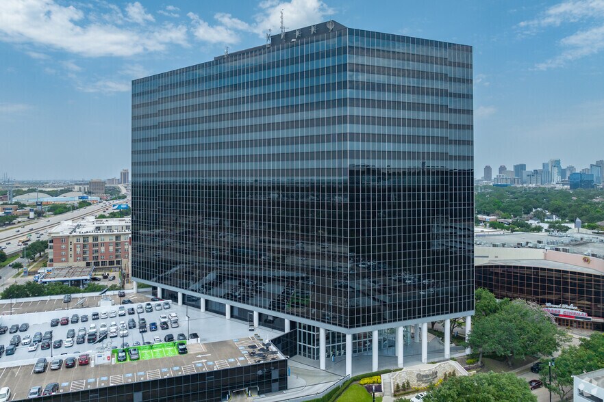 More Photos Of 24 Greenway Plz, Houston Office For Lease