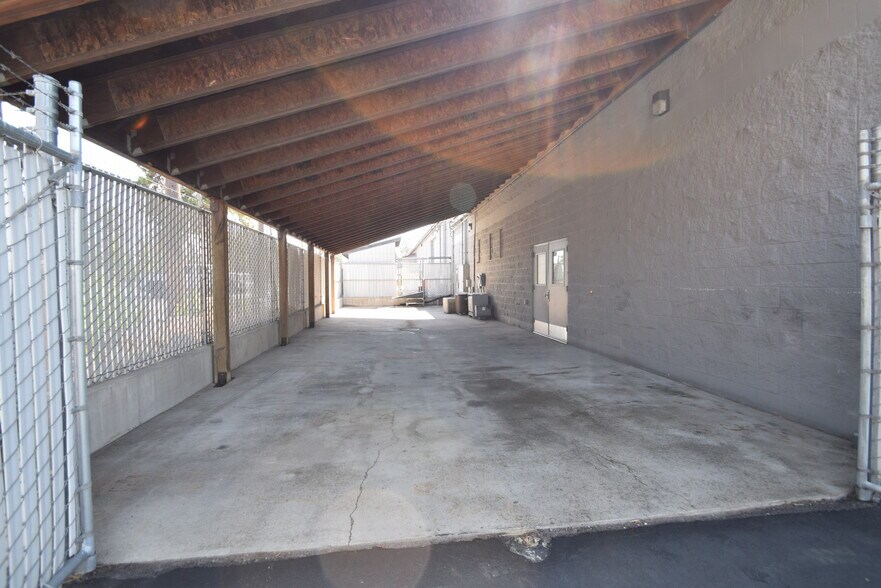 More Photos Of 742-746 SE Glenwood Dr, Bend Manufacturing For Lease
