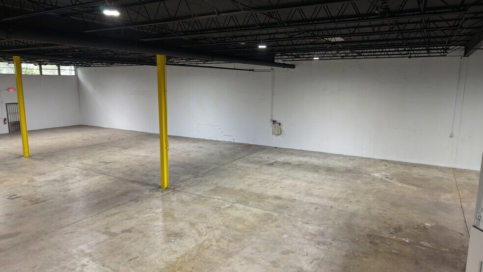 More Photos Of 16401-16413 NW 8th Ave, Miami Distribution For Lease