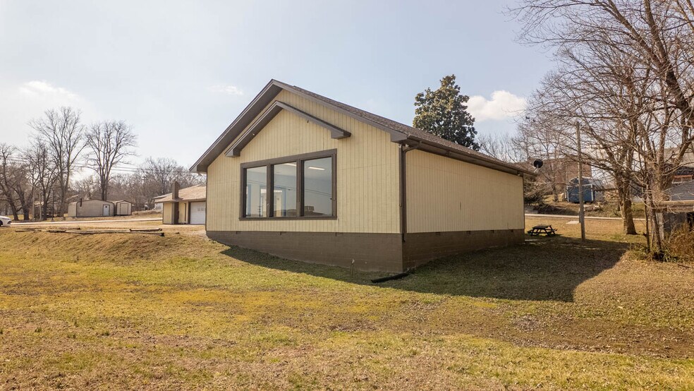 More Photos Of 105 E Couch St, Alton General Retail For Sale