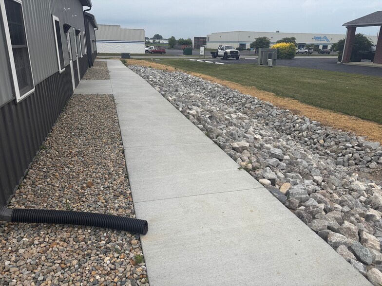 More Photos Of 1401 Amy Ln, Franklin Showroom For Lease