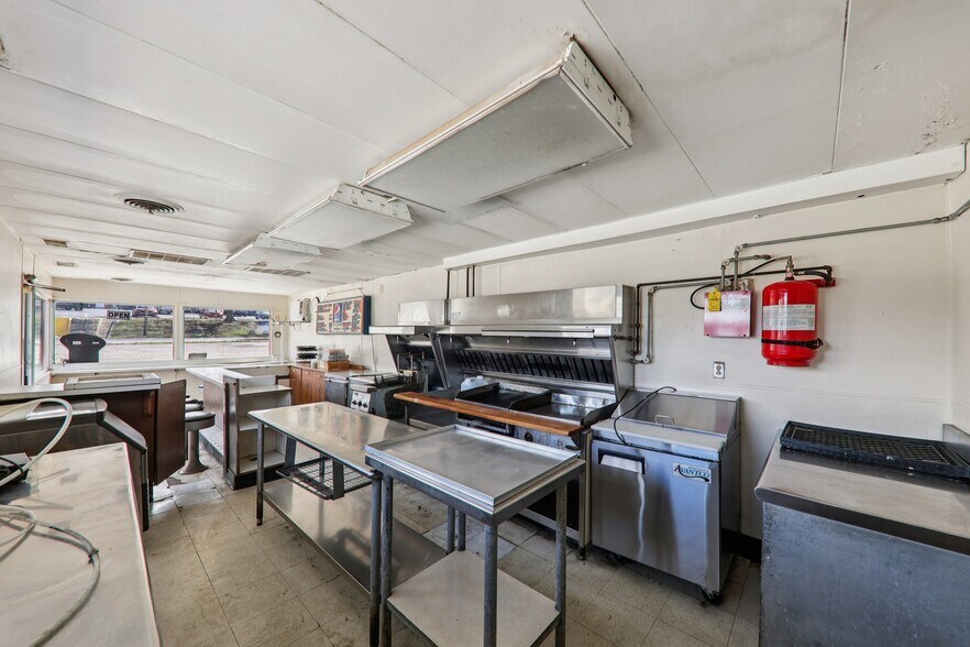 More Photos Of 201 Dearborn St, Hillsboro General Retail For Sale