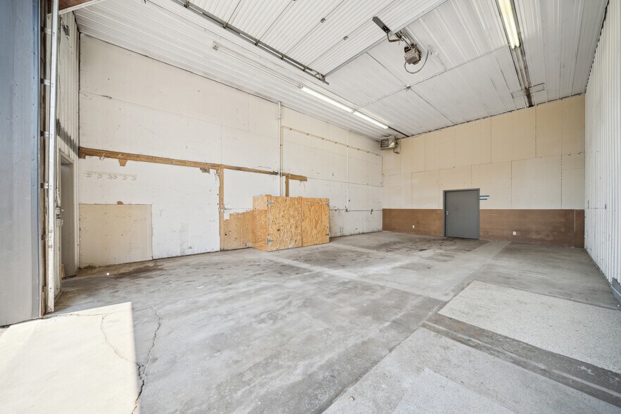 More Photos Of 12467 Boone Ave, Savage Warehouse For Lease