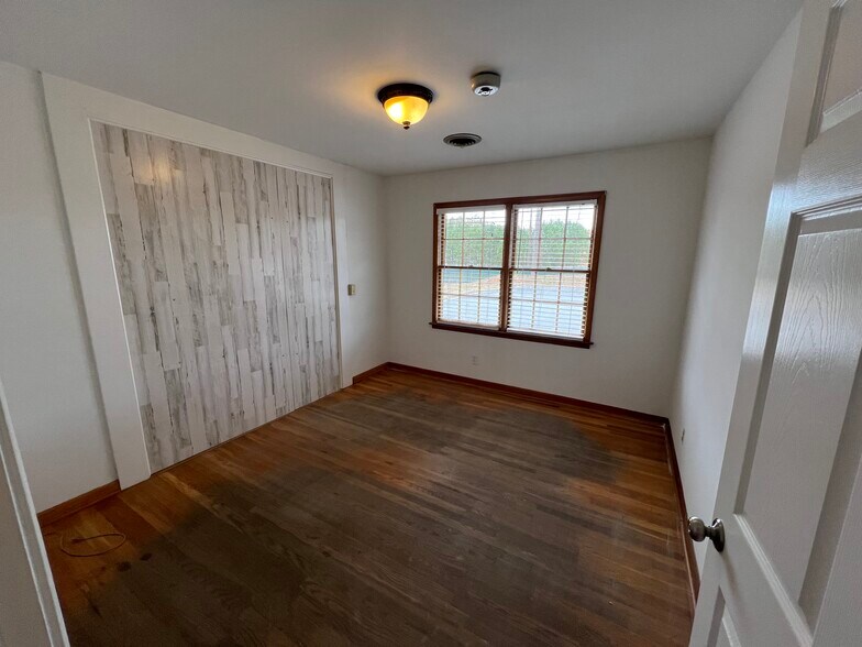 More Photos Of 526-530 Lyle Cir, Lawrenceville Light Manufacturing For Sale