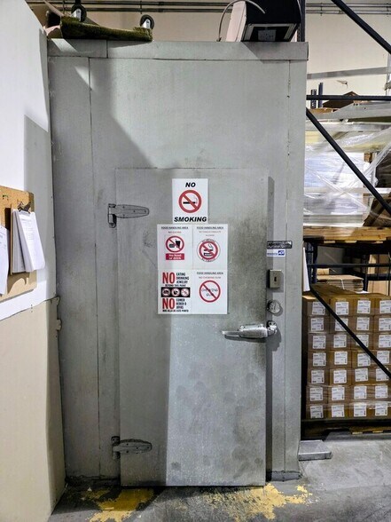 More Photos Of 7810 Kingspointe Pky, Orlando Warehouse For Lease