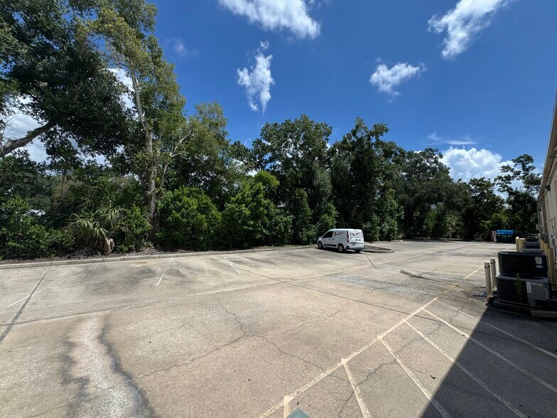 More Photos Of 106 Commerce St, Lake Mary Light Distribution For Lease