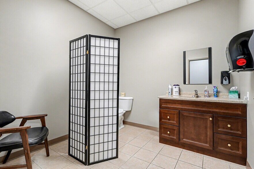 More Photos Of 5360 Hampton Pl, Saginaw Office For Sale