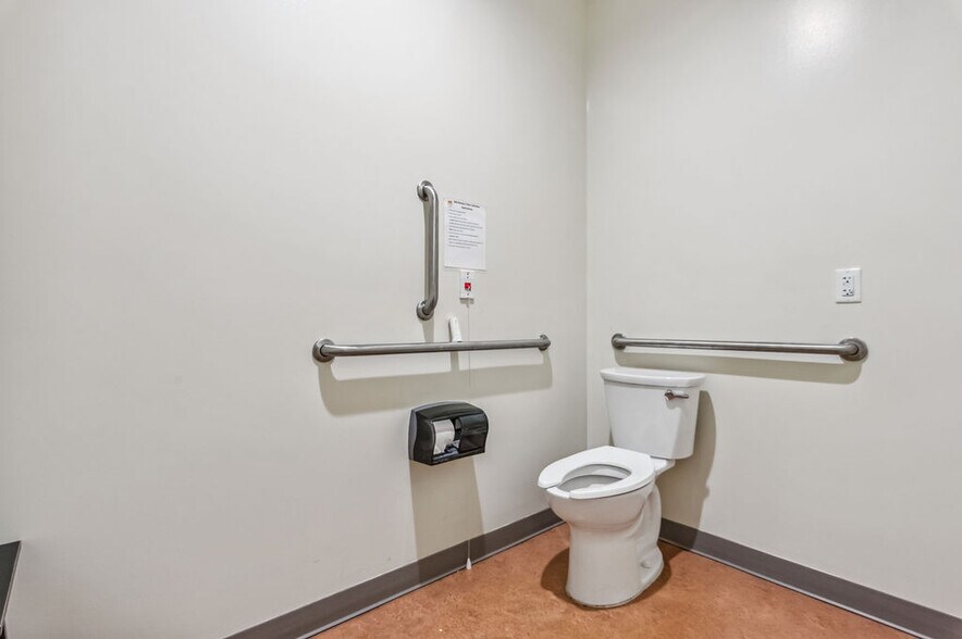 More Photos Of 4275 Western Blvd, Jacksonville Medical For Sale