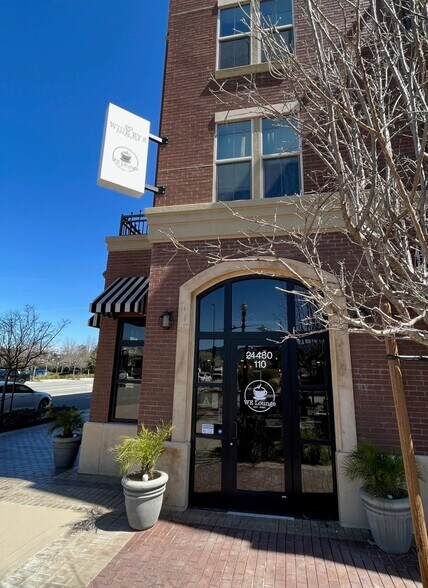 More Photos Of 24450 Main St, Newhall Unknown For Lease