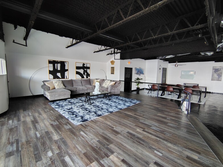 More Photos Of 802 Crosstimbers, Houston General Retail For Sale