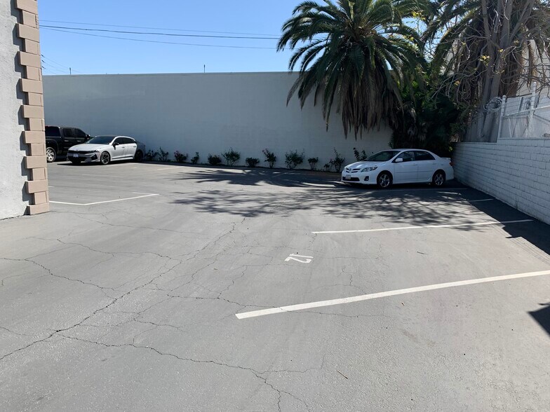 More Photos Of 6944 Reseda Blvd, Reseda Freestanding For Lease