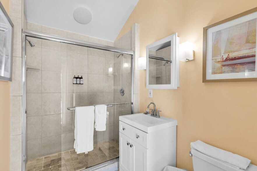 More Photos Of 243 61st St, Marathon Hotel For Sale