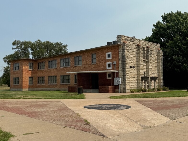 More Photos Of 110 W Otis Ave, Salina Office For Sale