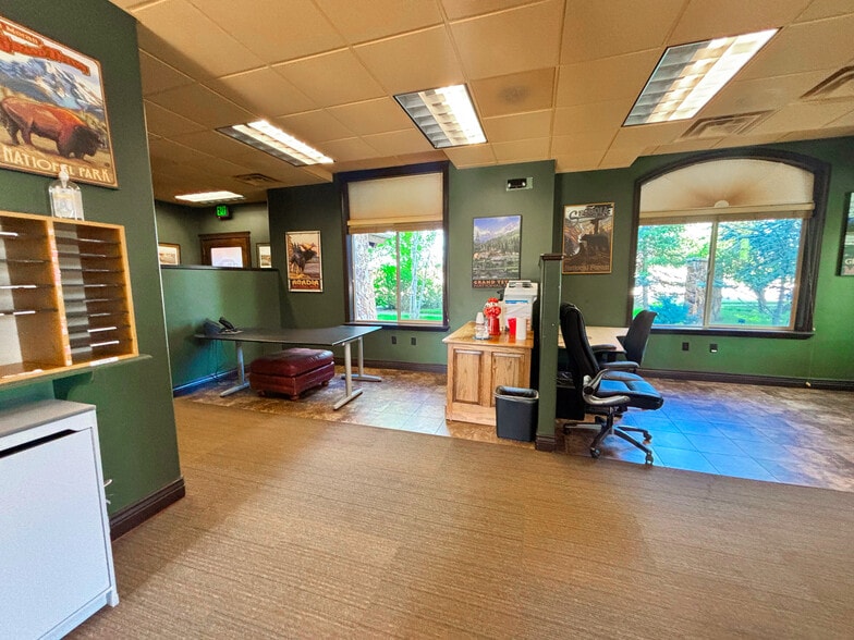 More Photos Of 11142 Highland Blvd, Highland Medical For Lease