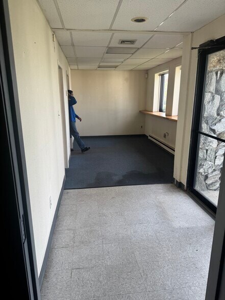 More Photos Of 261 Suburban Ave, Deer Park Warehouse For Lease