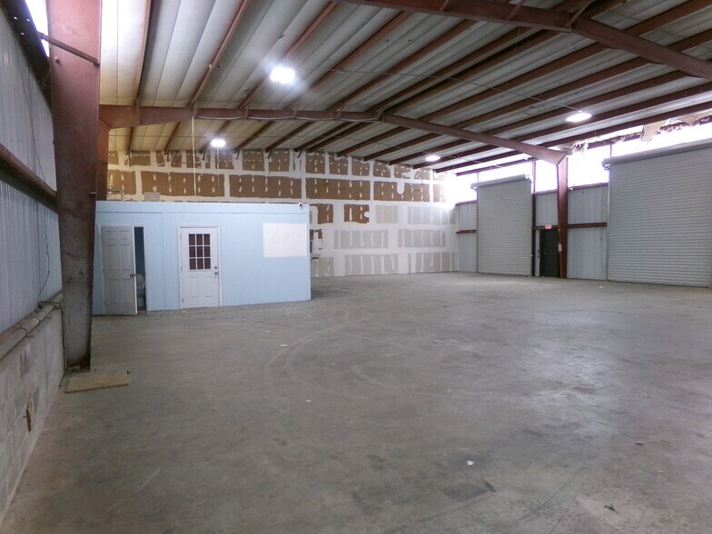 More Photos Of 3034-3036 Waterfield Ln, Lakeland Warehouse For Lease