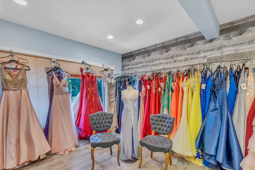 More Photos Of 141 Chambers Bridge Rd, Brick Storefront Retail Office For Sale