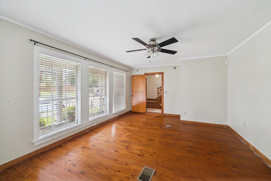 More Photos Of 510 E Main St, Humble Office For Sale