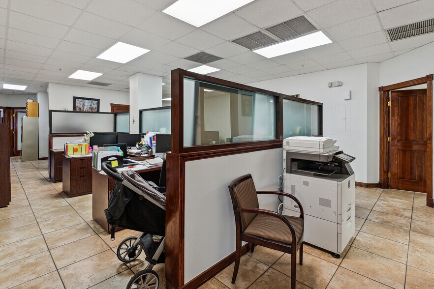 More Photos Of 11402 Doral Blvd, Miami Unknown For Lease