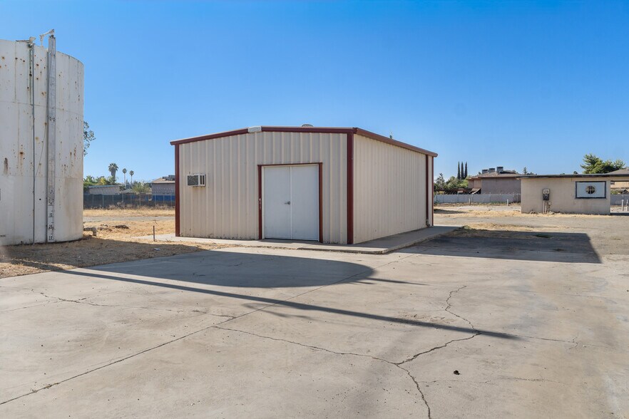 More Photos Of 943 W Westfield Ave, Porterville Service Station For Sale