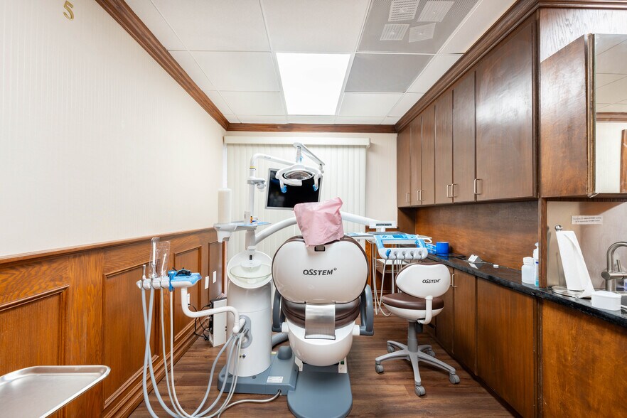 More Photos Of 5995-5997 Brockton Ave, Riverside Medical For Sale