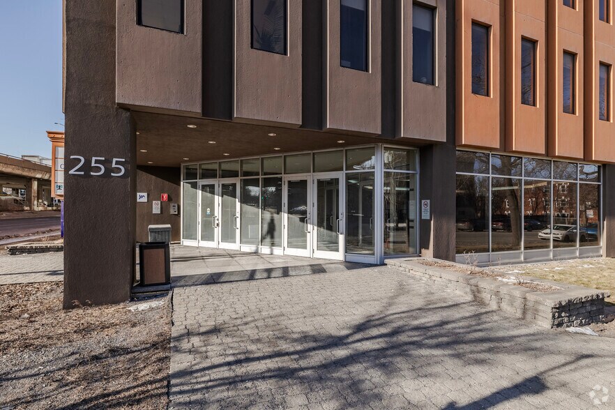 More Photos Of 255 Boul Crémazie E, Montréal Office For Lease