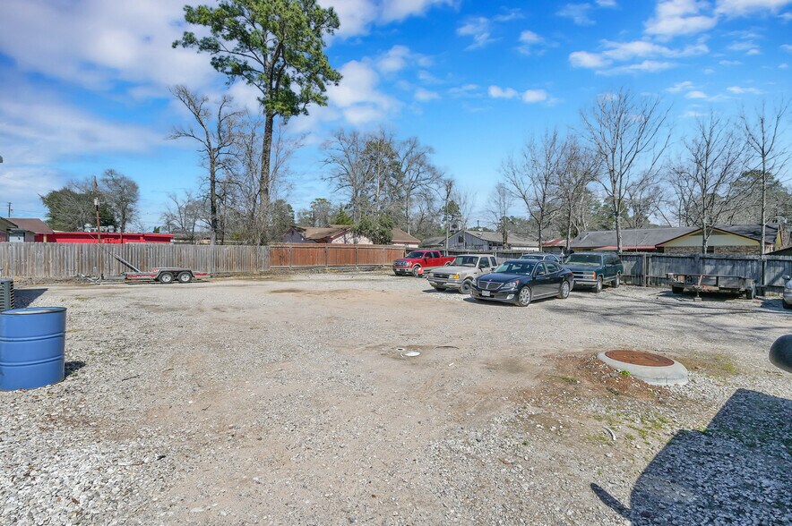 More Photos Of 1308 N Frazier St, Conroe Service For Sale