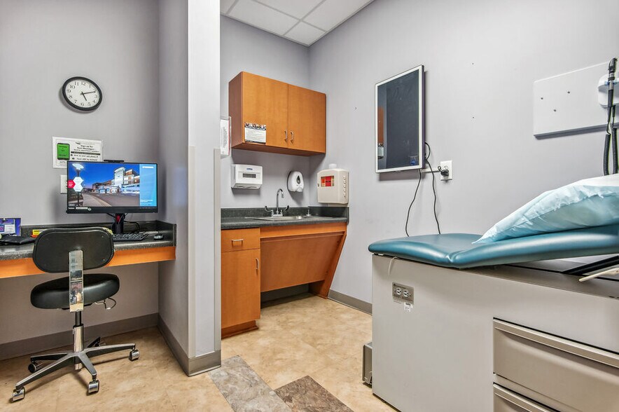 More Photos Of 4275 Western Blvd, Jacksonville Medical For Sale