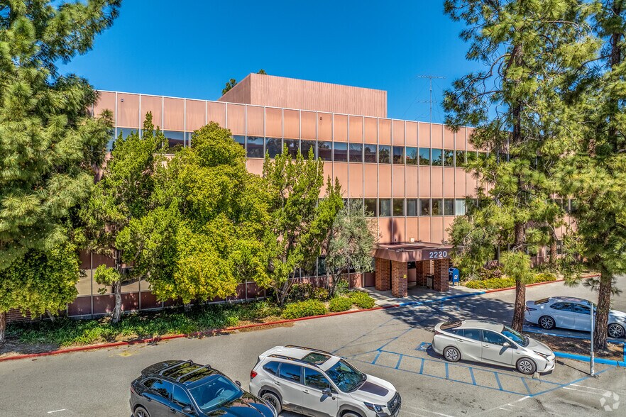 More Photos Of 2220 Lynn Rd, Thousand Oaks Medical For Lease
