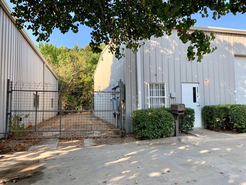 More Photos Of 6901 Maple Ave, Dallas Warehouse For Lease