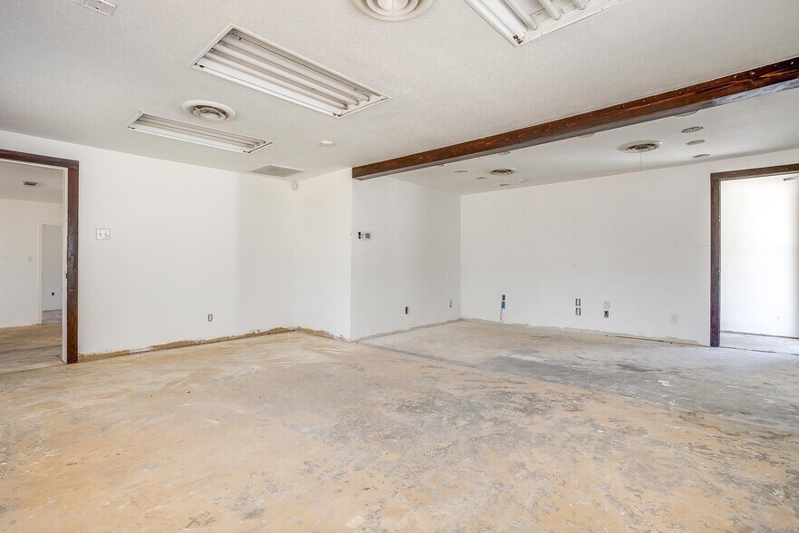 More Photos Of 117 Roberts Cut Off Rd, Fort Worth Warehouse For Sale