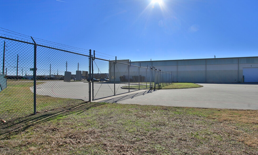 More Photos Of 12343 Cutten Rd, Houston Warehouse For Lease