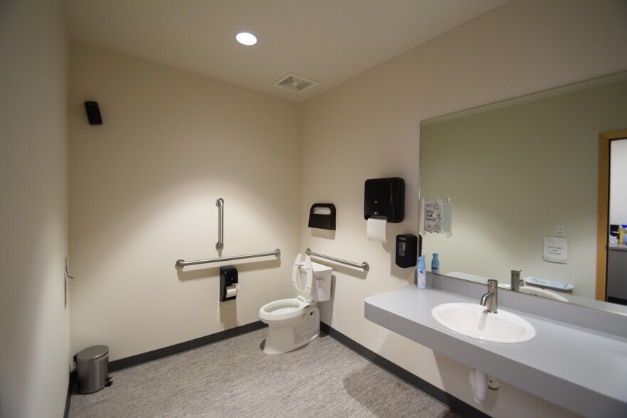 More Photos Of 1025 2nd St NW, Salem Medical For Sale