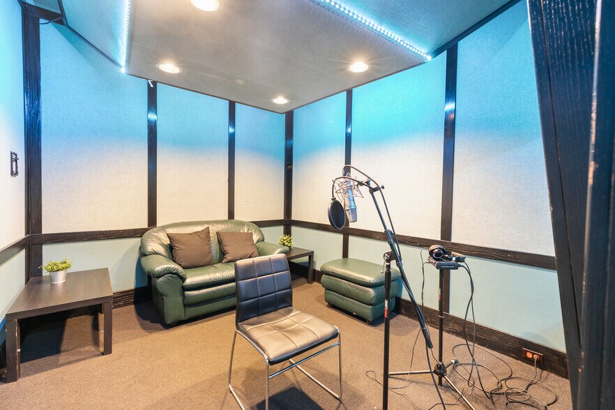 More Photos Of 6900 Melrose Ave, Los Angeles General Retail For Lease